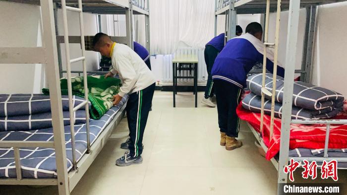 青?，敹嗟卣馂?zāi)后重建見聞：從帳篷教室到分區(qū)上課