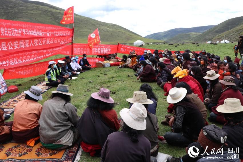 草地上宣講。巴登攝