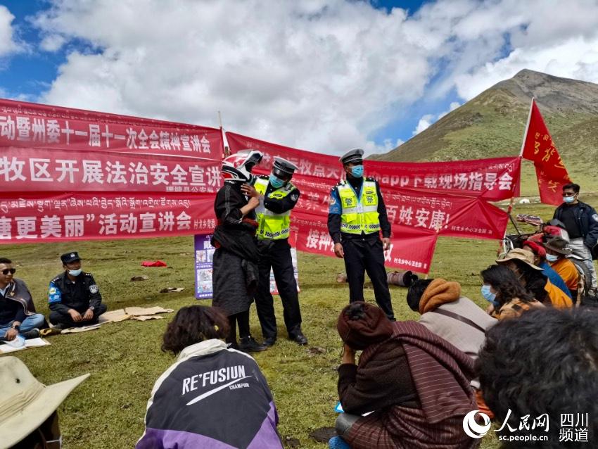 給牧民講如何佩戴安全頭盔。巴登攝