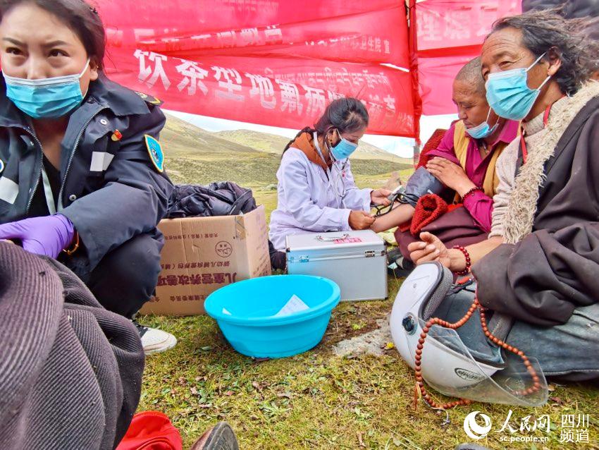 給牧民檢查身體。巴登攝