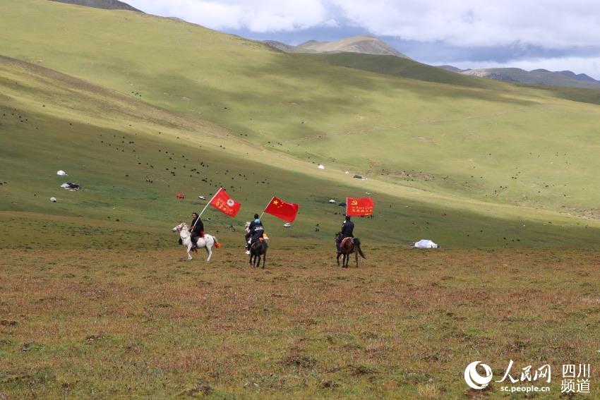 馬背宣講隊(duì)。巴登攝