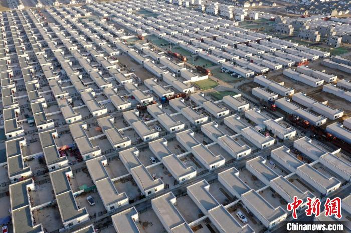 圖為蘭州新區(qū)移民安置區(qū)?！《P 攝