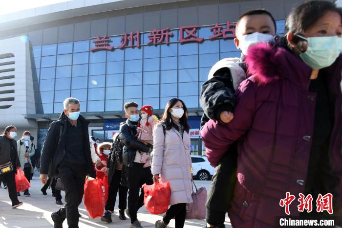 圖為搬遷民眾剛出火車站?！《P 攝