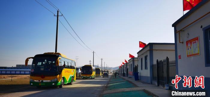 圖為搬遷民眾抵達(dá)安置區(qū)?！∥航ㄜ?攝