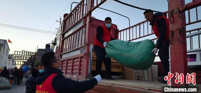 圖為志愿者幫忙搬運(yùn)家具等物資。　魏建軍 攝