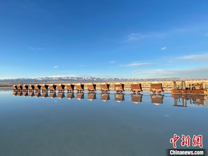 圖為小火車倒影在湖中，湖面如圖明鏡一般?！●R翔 攝