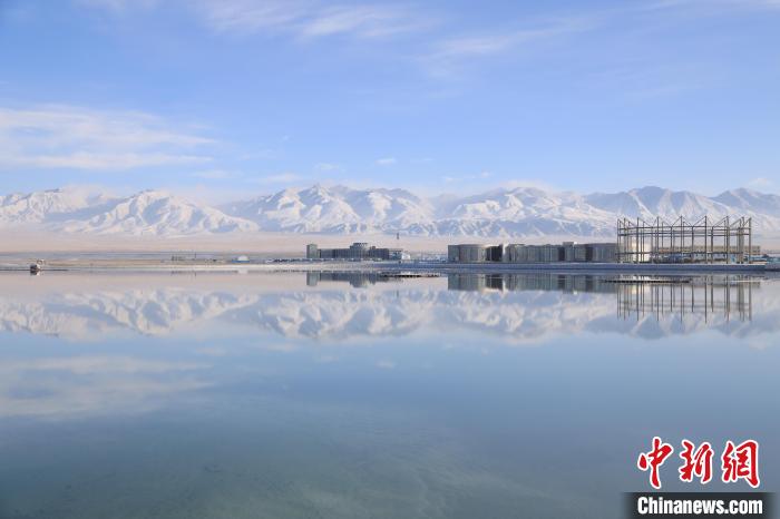 圖為鹽湖景色?！●R翔 攝