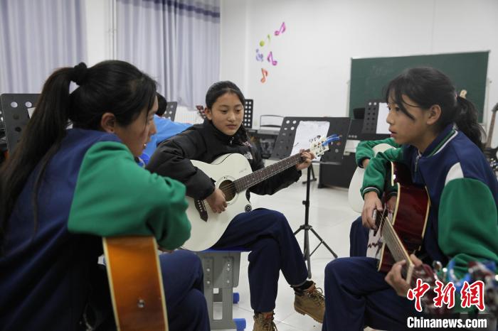 青海瑪沁:減負(fù)不減質(zhì)“均衡發(fā)展”是教育關(guān)鍵詞