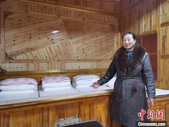 圖為德吉村村民鬧尖措介紹自家農(nóng)家樂?！∑钤鲚?攝