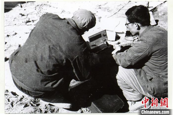 中鐵西北院科技工作者在風(fēng)火山觀測站收集儀表數(shù)據(jù)。(資料圖) 中鐵西北科學(xué)研究院供圖