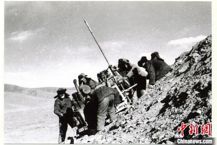 中鐵西北院科技工作者肩挑手扛運(yùn)送地質(zhì)鉆機(jī)。(資料圖) 中鐵西北科學(xué)研究院供圖