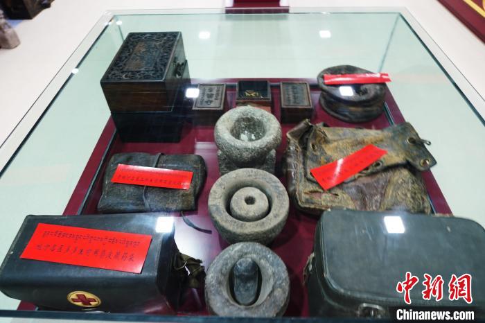 圖為藏醫(yī)傳統(tǒng)制藥石鍋石槽?！●R銘言 攝