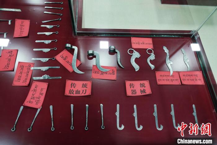 圖為藏醫(yī)古傳統(tǒng)醫(yī)療器械?！●R銘言 攝
