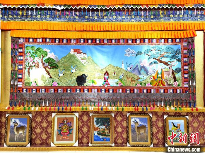 圖為藏繡作品?！∑钤鲚?攝