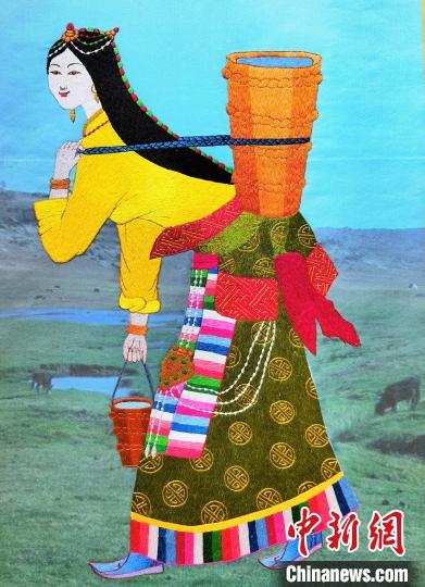 圖為藏繡作品《背水姑娘》?！∑钤鲚?攝