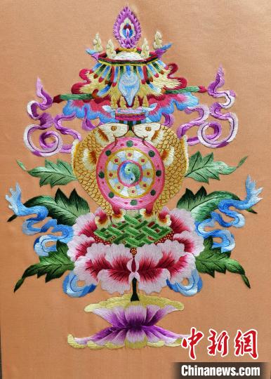 圖為藏繡作品?！∑钤鲚?攝