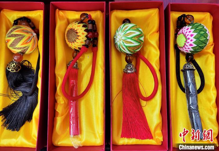 圖為藏繡手工藝品?！∑钤鲚?攝