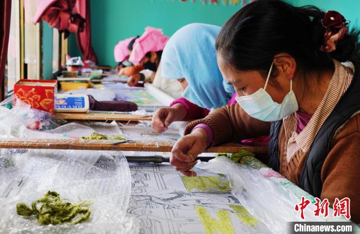 圖為繡娘正在進(jìn)行刺繡?！●R銘言 攝