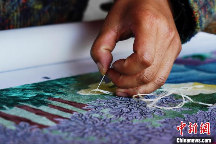 圖為“藏繡”細(xì)節(jié)圖?！●R銘言 攝