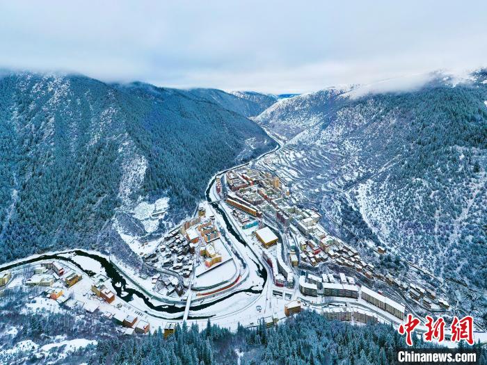 壤塘的雪后美景?！∪捞量h融媒體中心供圖