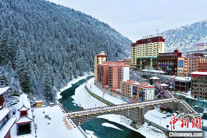 壤塘的雪后美景?！∪捞量h融媒體中心供圖
