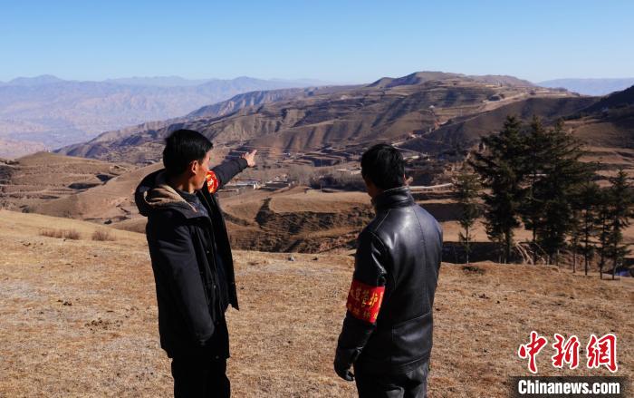 圖為桑杰加(左)和同事望向遠方。　馬銘言 攝