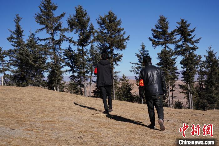 圖為桑杰加(左)和同事巡查林場?！●R銘言 攝