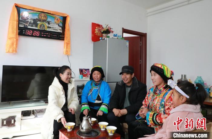 新家是兩層小樓房，一樓布置得充滿現(xiàn)代感，喝著藏式奶茶，一家人聊著今年春節(jié)怎么過?！《∷?攝