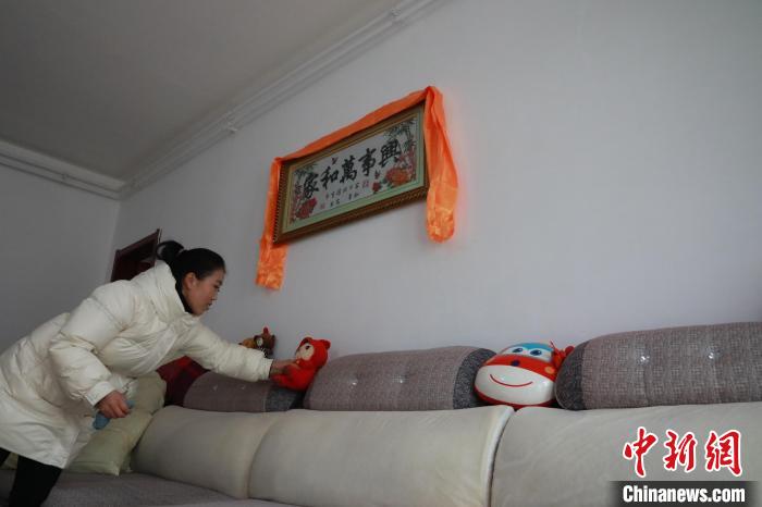 27日，春節(jié)將至，楊周馬草打掃房屋，拆洗沙發(fā)靠墊等?！《∷?攝
