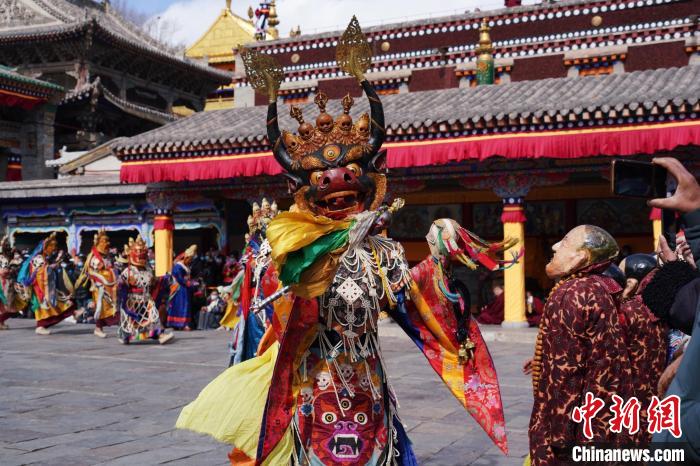 圖為塔爾寺僧侶進(jìn)行“跳欠”儀式?！●R銘言 攝