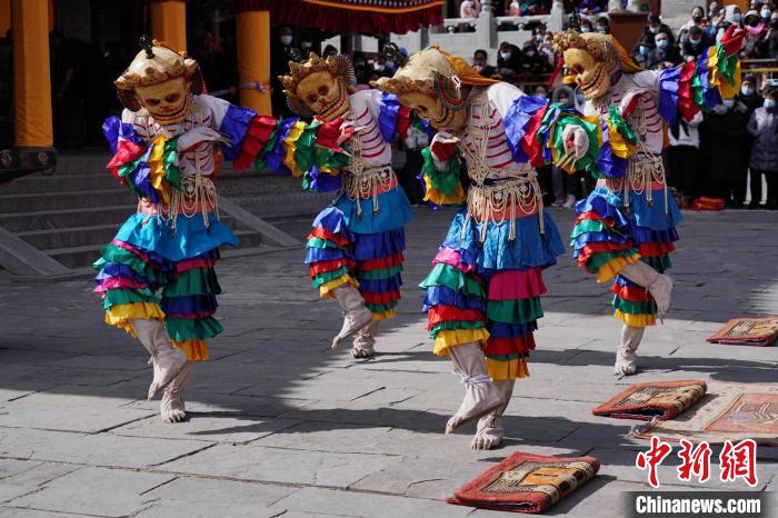 圖為塔爾寺僧侶進(jìn)行“跳欠”儀式?！●R銘言 攝