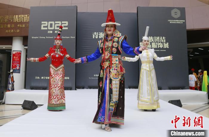 圖為模特展示蒙古族服飾。　馬銘言 攝