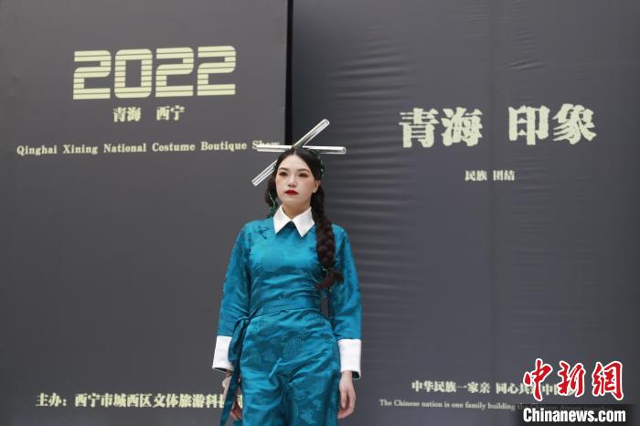 圖為模特展示少數(shù)民族服飾?！●R銘言 攝