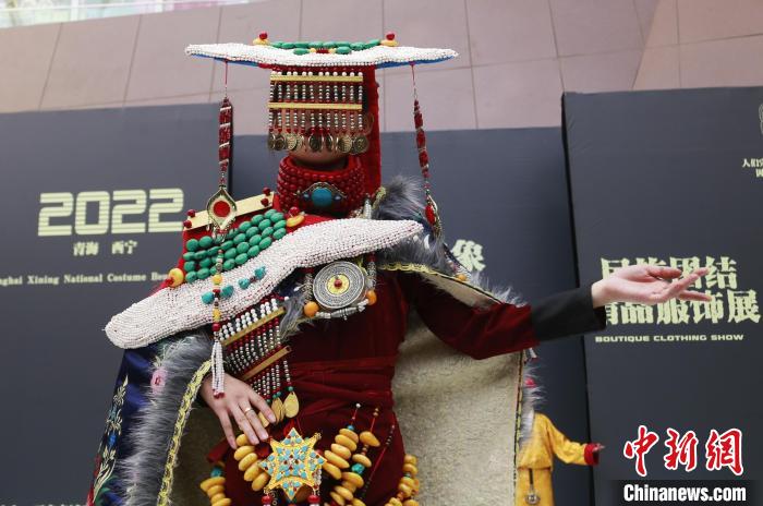 圖為模特展示藏族服飾?！●R銘言 攝