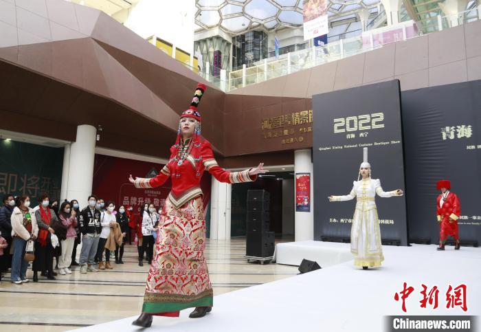 圖為模特身穿民族服飾進行走秀。　馬銘言 攝