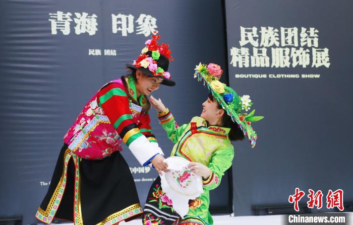 圖為模特身穿土族服飾進行“土族刺繡”表演?！●R銘言 攝