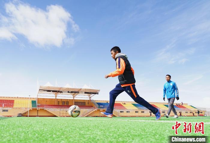 圖為一名男孩運(yùn)球射門(mén)?！●R銘言 攝