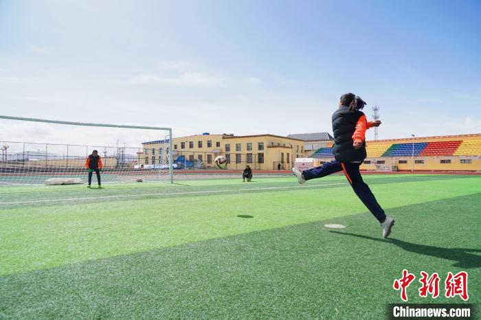 圖為一名女孩進(jìn)行射門(mén)訓(xùn)練?！●R銘言 攝