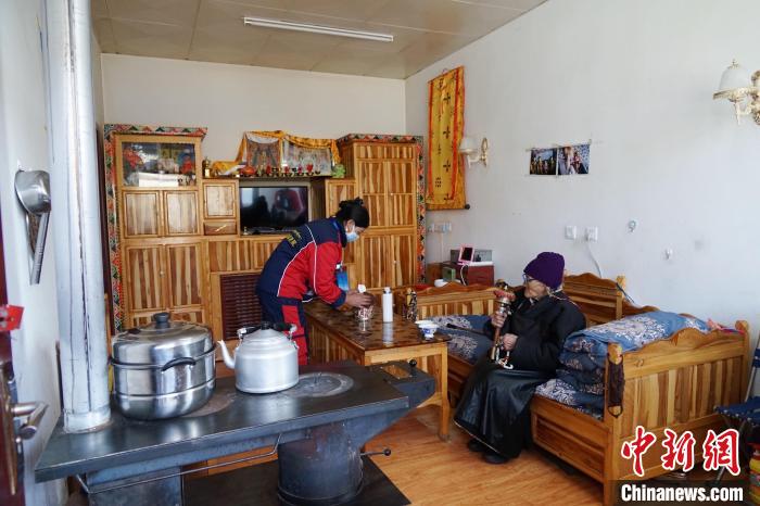 圖為敬老院護(hù)工為老人打掃屋內(nèi)衛(wèi)生?！●R銘言 攝