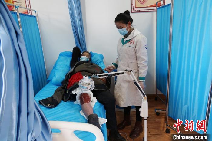 圖為敬老院醫(yī)生用藏藥為老人進(jìn)行治療?！●R銘言 攝