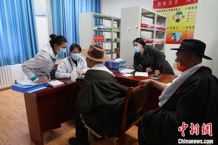 圖為骨科醫(yī)生為敬老院老人們進(jìn)行集中檢查?！●R銘言 攝