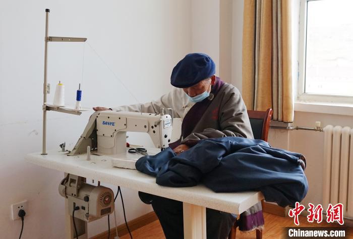 圖為敬老院老人使用縫紉機(jī)?！●R銘言 攝