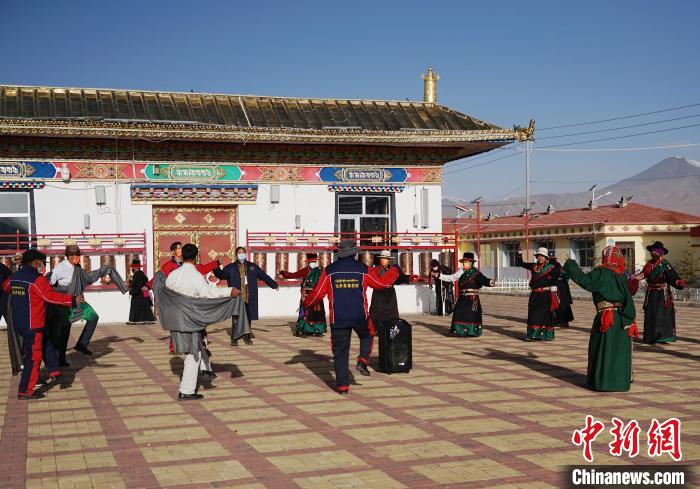 圖為老人們飯后跳起歡快的鍋莊舞蹈?！●R銘言 攝