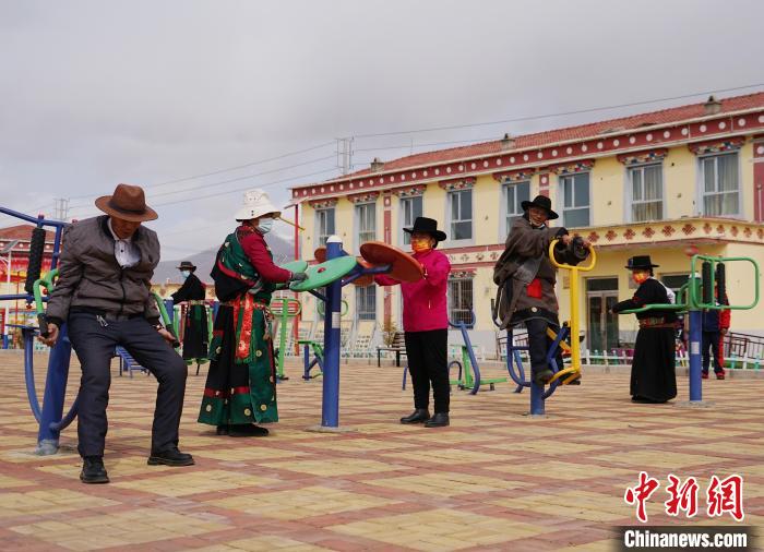 圖為老人們使用健身器材鍛煉身體?！●R銘言 攝