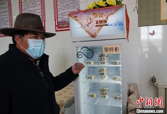 圖為敬老院院長德高介紹，老人們的三餐均有留樣記錄?！●R銘言 攝