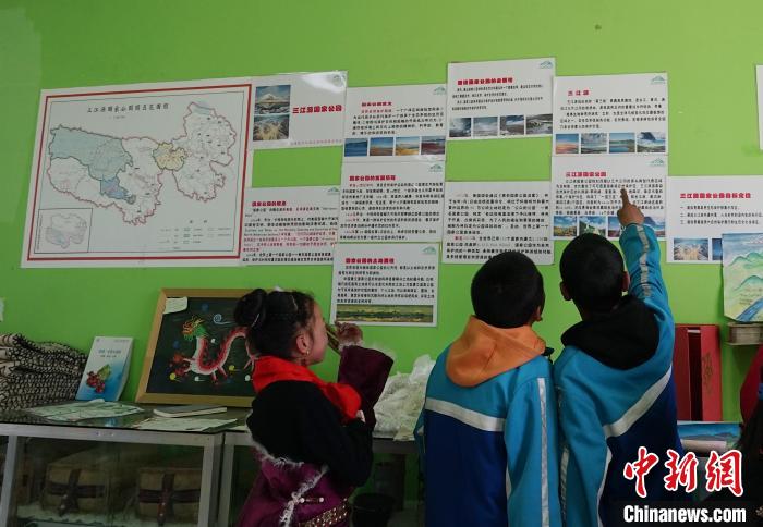 圖為學生在生態(tài)課堂上了解三江源國家公園知識?！●R銘言 攝