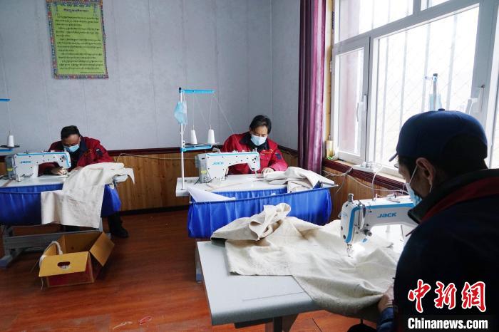 圖為員工正在制作藏服。　馬銘言 攝