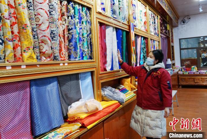 圖為員工清點布匹?！●R銘言 攝