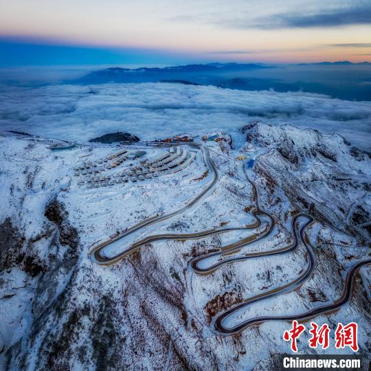 雪后的牛背山山頂和崎嶇的公路?！±顒P 攝