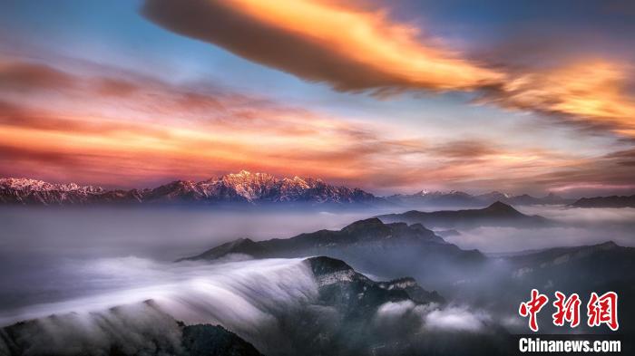 牛背山霞光?！∥挠宴?攝